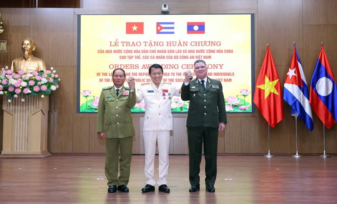 From left: Lao Minister of Public Security General Vilay Lakhamphong, Vietnamese Minister of Public Security General Luong Tam Quang, and Cuban Minister of the Interior Major General Lazaro Alberto Alvarez Casas at the ceremony (Photo: VNA) 170825-trao-hc-tai-lao-cuba.jpg