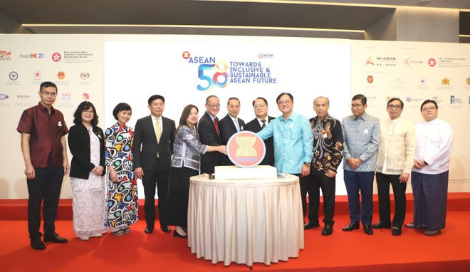 Representatives of the organisers and the consulates general of ASEAN countries celebrate the 58th founding anniversary of ASEAN. (Photo: VNA) 170825-lien-hoa-phim.jpg