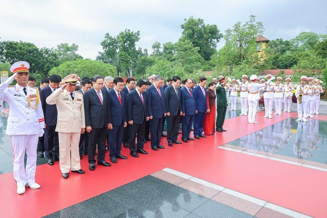 A delegation of incumbent and former Party and State leaders, together with representatives of ministries and agencies, pay tribute fallen heroes at a monument on Bac Son Street in Ha Noi on August 17. (Photo: VNA) 170825-party-and-state.jpg