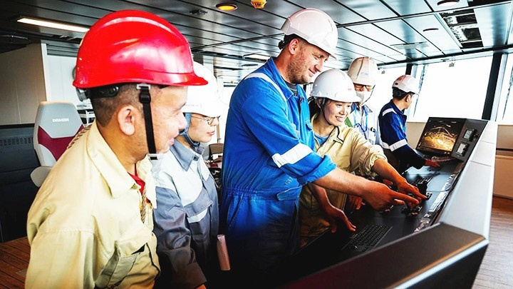 Daemen Group experts collaborated with Ha Long Shipbuilding Corporation to complete the CSOV vessel. 180625-dong-tau-2.jpg