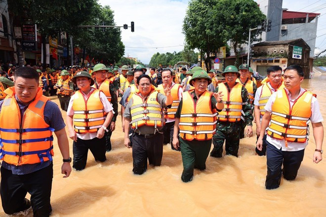 Prime Minister Pham Minh Chinh directs rescue work and overcoming the consequences of floods that caused widespread inundation in Phan Dinh Phung ward of Thai Nguyen province. (Photo: VNA) 100825-thu-tuong-thi-sat.jpg