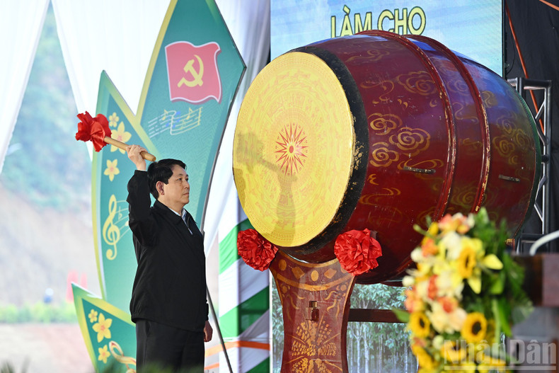 State President Luong Cuong beats the drum to launch the “tree planting festival in eternal gratitude to President Ho Chi Minh” for the Year of the Horse.