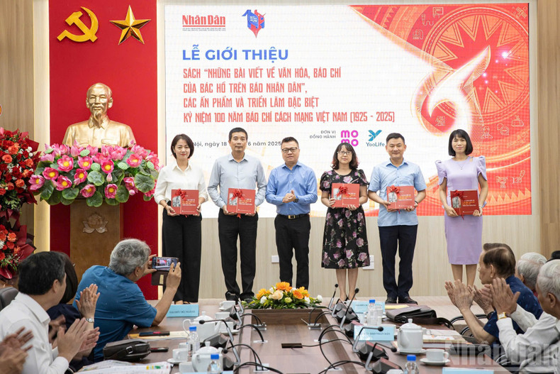 Nhan Dan Newspaper’s Editor-in-Chief Le Quoc Minh presents copies of the book “Writings by President Ho Chi Minh on Culture and Journalism in Nhan Dan Newspaper” and the special publication “Milestones & Trends” to various organisations. 180625-bao-nd-ky-niem-100-nam-3.jpg