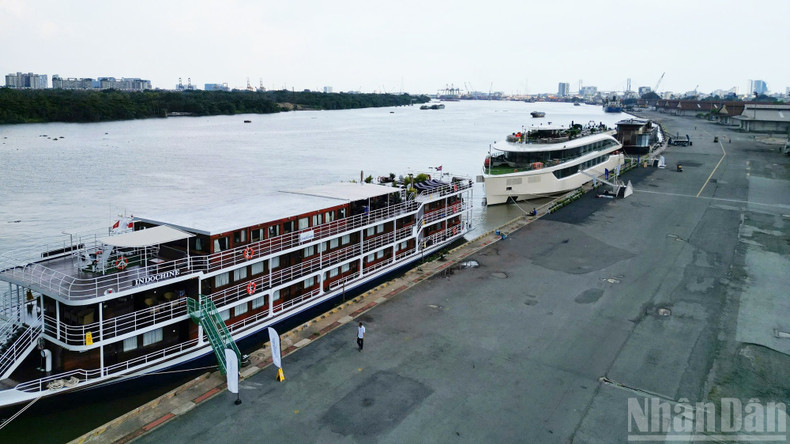 The Nha Rong – Khanh Hoi Port site covers more than 31 hectares, situated along the Saigon River and adjacent to Ho Chi Minh City’s central area. The Nha Rong – Khanh Hoi Port site covers more than 31 hectares, situated along the Saigon River and adjacent to Ho Chi Minh City’s central area.
