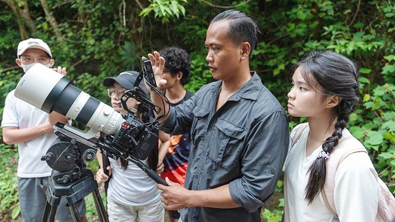 Director Nguyen Thanh Paven instruct students in wildlife filmmaking on Son Tra Peninsula. 250725-hay-cham-tim-minh-vao-kho-bau-xanh-2.jpg