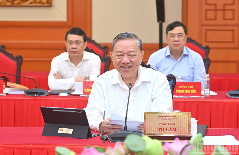 Party General Secretary To Lam delivers the concluding remarks at the working session with the Standing Board of the Party Committee of the National Assembly. 110925-tbt-9.jpg