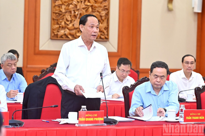 Vice Chairman of the National Assembly Tran Quang Phuong presents a report at the working session. 110925-tbt-4.jpg