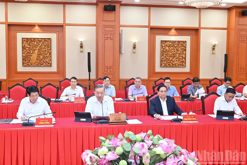 Party General Secretary To Lam and Party and State leaders chair the working session with the Standing Board of the Party Committee of the National Assembly. 110925-tbt-5.jpg