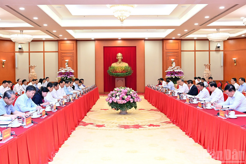 The Politburo works with the Standing Board of the Party Committee of the National Assembly to give opinions on the draft documents, personnel plans for the Party Committee, and preparations for the Party Congress of the National Assembly for the 2025–2030 term. 110925-tbt-2.jpg