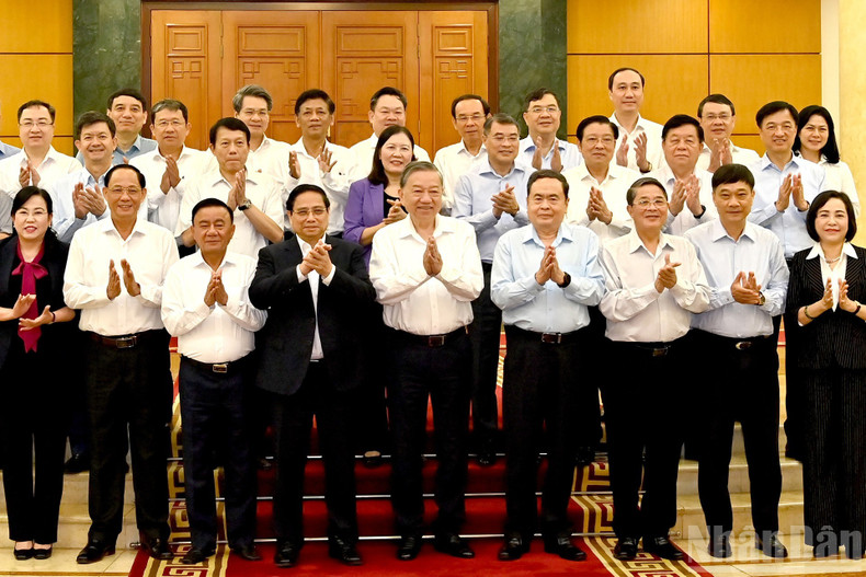 Party General Secretary To Lam and Party and State leaders with the Standing Board of the Party Committee of the National Assembly. 110925-tbt-10.jpg
