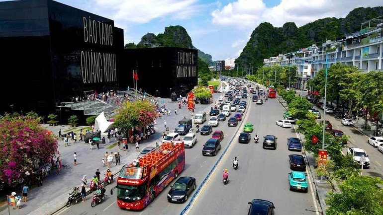 Ha Long attracts tourists at weekends. (Photo: QUANG THO) 110925-du-lich-quang-ninh-2.jpg