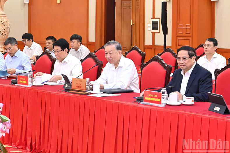 Party General Secretary To Lam delivers his directive speech at the working session with the Standing Board of the Party Committee of the National Assembly. 110925-tbt-3.jpg