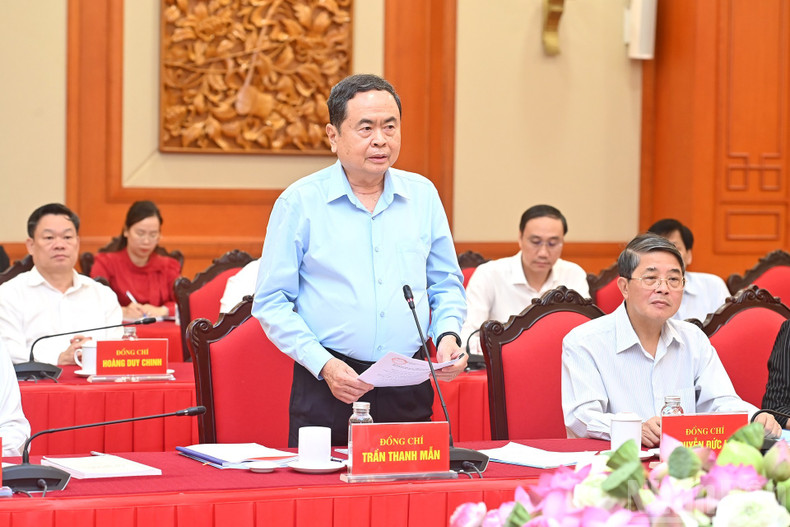 Tran Thanh Man, Politburo member, Secretary of the Party Committee of the National Assembly and Chairman of the National Assembly, delivers his speech at the working session. 110925-tbt-8.jpg