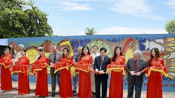 On September 18, 2017, on the occasion of the 207th National Day of the Republic of Chile, Ambassador of Chile to Viet Nam Claudio De Negri and delegates cut the ribbon inaugurating a ceramic road section designed by Chilean artist Alejandro Mono Gonzalez in Ha Noi. 290825-dds-chile-2.jpg