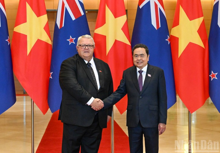 Chairman of the National Assembly of Viet Nam Tran Thanh Man and Speaker of the New Zealand House of Representatives Gerry Brownlee. 290825-lam-sau-sac-vn-nz-2.jpg
