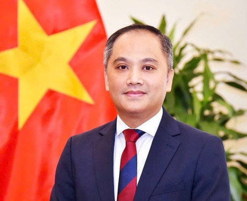 Vietnamese Ambassador to New Zealand Phan Minh Giang. 290825-lam-sau-sac-vn-nz-3.jpg