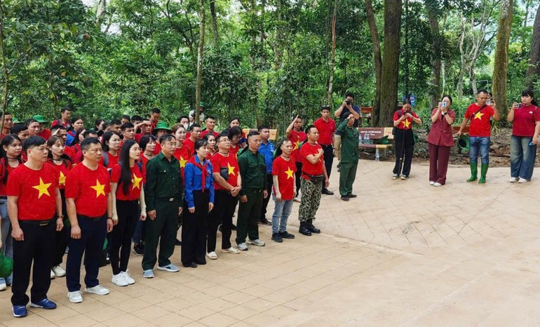 Launching the tourism product “Marching in Uncle Ho’s Footsteps” at the Tan Trao Special National Tourism Site, Tuyen Quang Province. (Photo: KHANH TOAN) 290825-thu-hut-khach-2.jpg