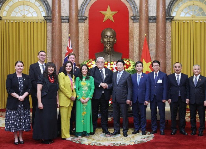 State President Luong Cuong, Speaker of the New Zealand House of Representatives Gerry Brownlee, and officials of the two countries at the meeting (Photo: VNA) 290825-ctn-tiep-nz.jpg