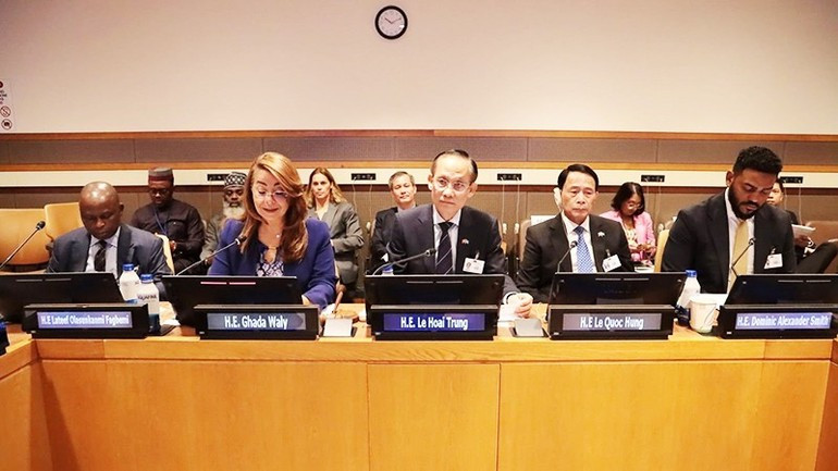 Viet Nam introduces the Opening for the Signature of the United Nations Convention against Cybercrime at the UN Headquarters. (Photo: MOFA) 100825-san-sang-cho-sk-lon-2.jpg