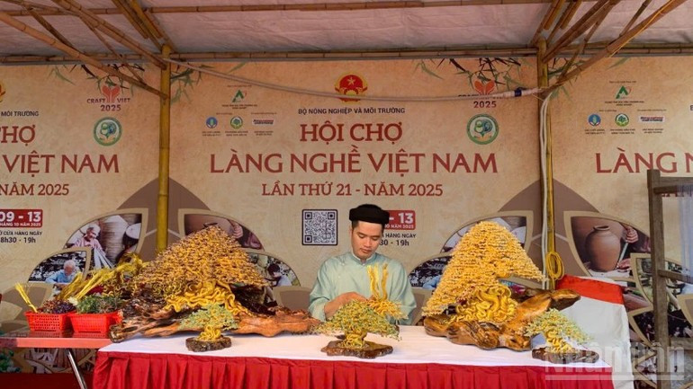The Fair features a diverse and vibrant showcase of fine handicrafts. 111025-hoi-cho-lang-nghe-2.jpg