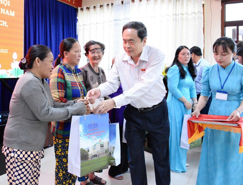 National Assembly Chairman Tran Thanh Man presents gifts to policy beneficiary families, people with meritorious services to the nation, and children from disadvantaged and ethnic minority households. 111025-ctqh-1.jpg