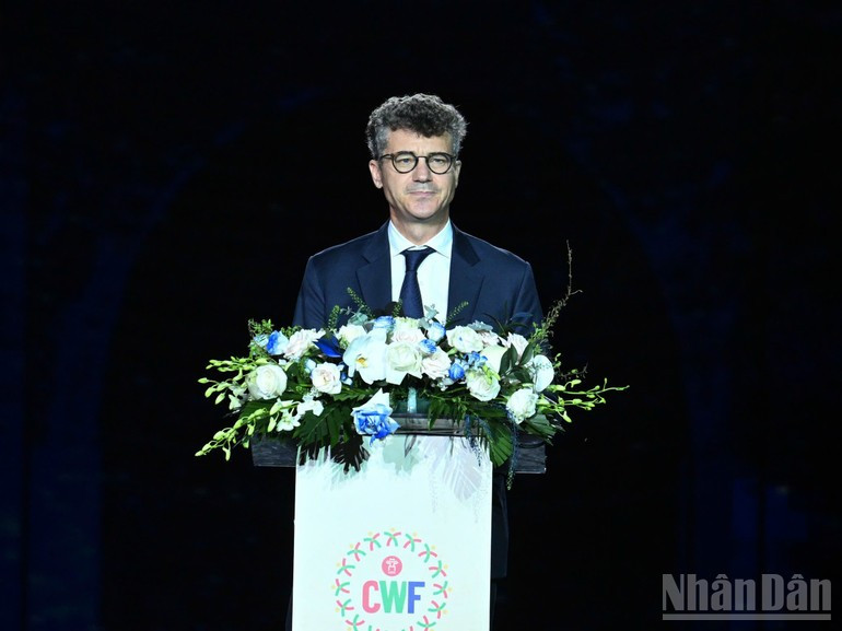 Jonathan Wallace Baker, United Nations Educational, Scientific and Cultural Organisation (UNESCO) Representative to Viet Nam, addresses the ceremony. 111025-le-hoi-3.jpg