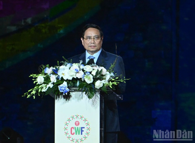 Prime Minister Pham Minh Chinh delivers the opening speech at the Festival. 111025-le-hoi-2.jpg