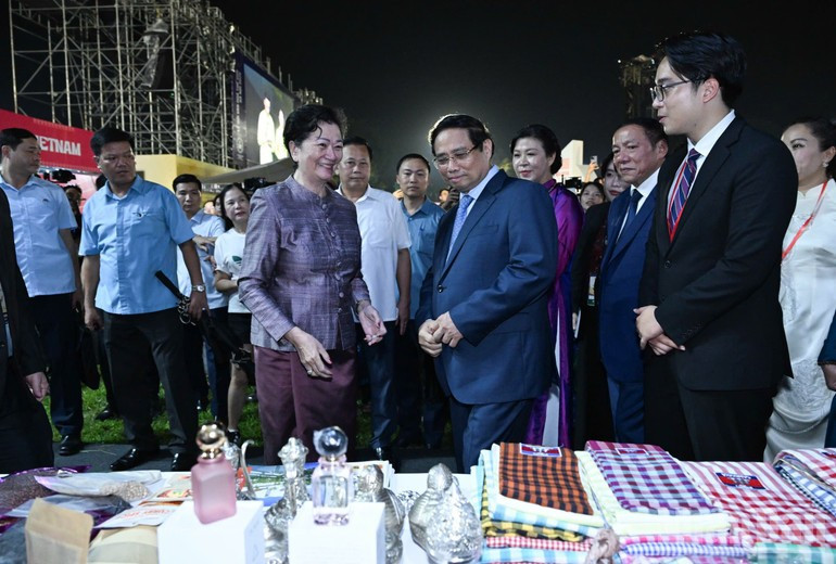 Delegates visit the exhibition booths at the Festival. 111025-le-hoi-12.jpg