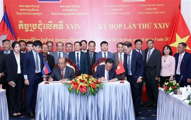 The minutes signing ceremony of the 24th meeting of the specialised committees of the Vietnamese and Cambodian governments (Photo: VNA) 260925-vn-cpc-volunteer.jpg
