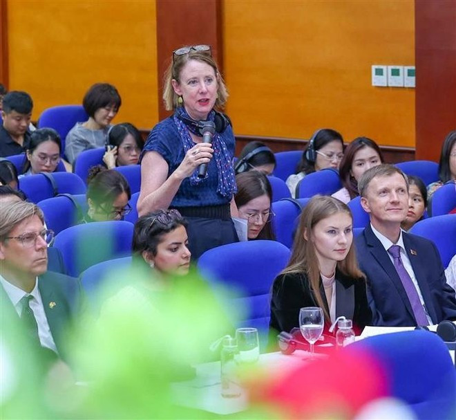 A foreign reporter raises questions at the press conference. (Photo: VNA) 260925-hn-to-chuc.jpg