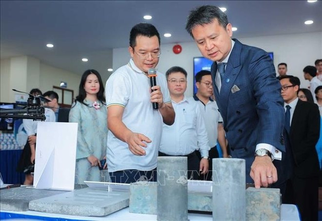 WIPO Director General Daren Tang (R) visits stalls of sci-tech inventions. (Photo: VNA) 260925-wipo.jpg