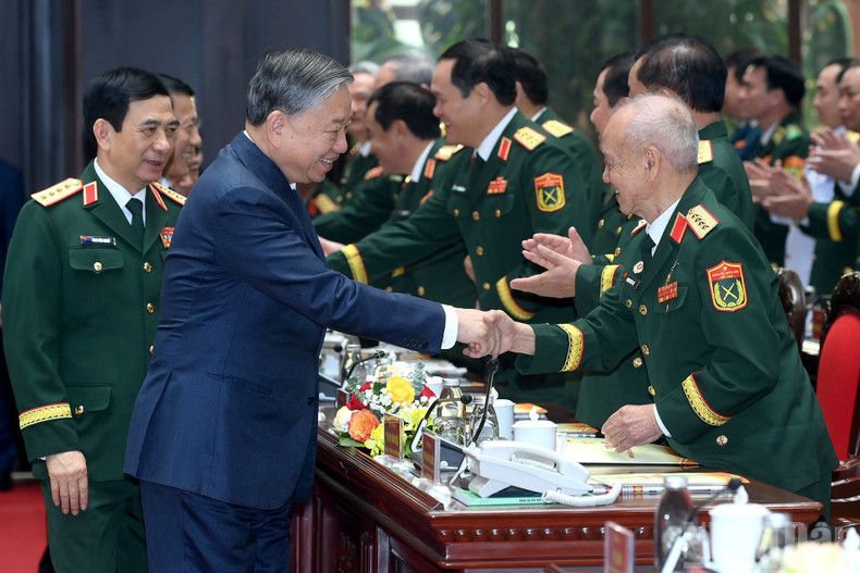 Party General Secretary To Lam with current and former leaders of the Ministry of National Defence and delegates.