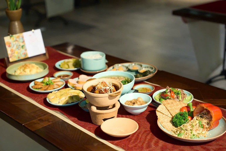 The Independence Festival feast is not treasured for its lavishness or abundance, but for its sincerity and profound meaning. 010925-mam-com-mung-tet-doc-lap-2.jpg