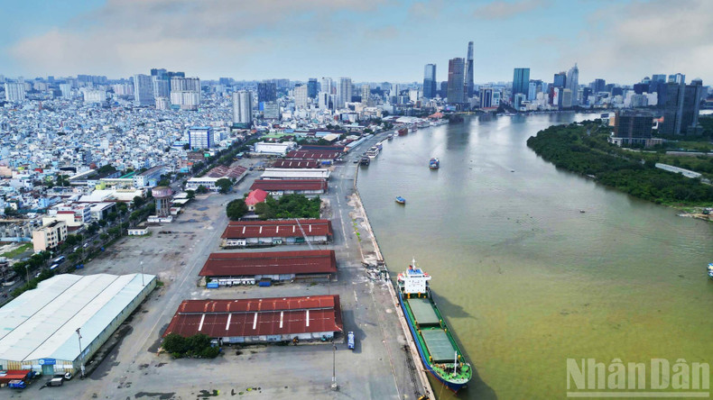 According to the Secretary of the City Party Committee, the Nha Rong Wharf area will be re-planned as an open space integrating parks, public service areas, and cultural activity zones, while the Nguyen Tat Thanh road will be expanded to improve infrastructure connectivity between the central area and surrounding districts. “The economic value of the project is significant, but in terms of legality and long-term development orientation, the city must prioritise cultural space and community interests,” he said. According to the Secretary of the City Party Committee, the Nha Rong Wharf area will be re-planned as an open space integrating parks, public service areas, and cultural activity zones, while the Nguyen Tat Thanh road will be expanded to improve infrastructure connectivity between the central area and surrounding districts. “The economic value of the project is significant, but in terms of legality and long-term development orientation, the city must prioritise cultural space and community interests,” he said.