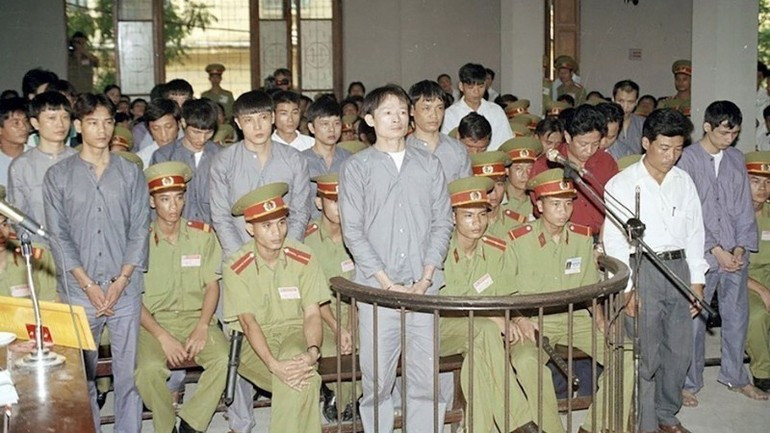 The Criminal Police Department (Ministry of Public Security) opened the special case code K596 in May 1996, dismantling the organised crime gang led by Duong Van Khanh involved in extortion and racketeering at Long Bien Market (Ba Dinh District, Ha Noi). In the photo: Defendant Duong Van Khanh and 23 others before the court (September 5, 1997). 170825-cand-4.jpg