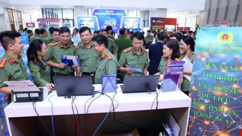 Digital transformation in the People’s Public Security Force has become a trend, delivering major results for citizens, enterprises, and society. 170825-cand-6.jpg