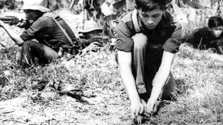 Armed reconnaissance forces of the My Tho Provincial Security Committee planted mines to resist enemy encroachment and protect the Provincial Party Committee base, 1970. (Archival photo) 170825-cand-3.jpg