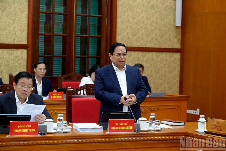 Prime Minister Pham Minh Chinh speaks at the meeting.