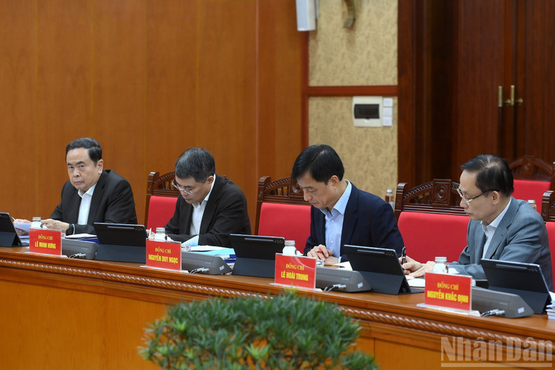 National Assembly Chairman Tran Thanh Manh and delegates attend the meeting.