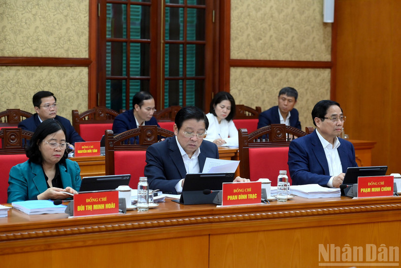 Prime Minister Pham Minh Chinh and delegates attend the meeting.