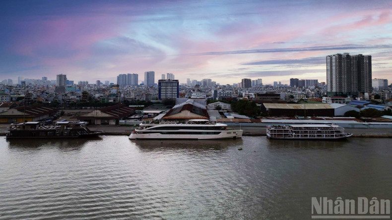 Halting the housing project to expand the Ho Chi Minh Cultural Space is not merely an administrative decision but also a gesture of respect for the past and an effort to preserve the city’s memory amid constant urban transformation. Many residents of Ho Chi Minh City support this policy, believing that the Nha Rong Wharf area should become an open cultural space that showcases the city’s history, people, and identity to both domestic and international visitors. Halting the housing project to expand the Ho Chi Minh Cultural Space is not merely an administrative decision but also a gesture of respect for the past and an effort to preserve the city’s memory amid constant urban transformation. Many residents of Ho Chi Minh City support this policy, believing that the Nha Rong Wharf area should become an open cultural space that showcases the city’s history, people, and identity to both domestic and international visitors.