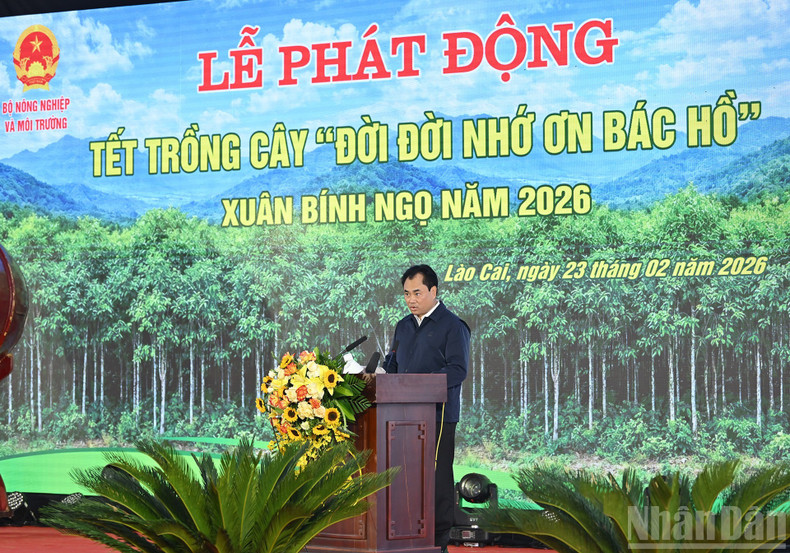 Secretary of the Lao Cai Provincial Party Committee Trinh Viet Hung delivers remarks at the ceremony.