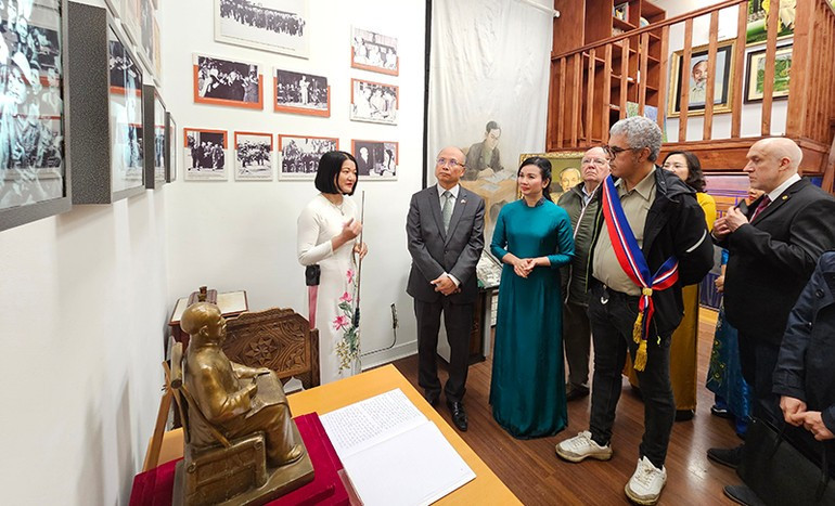 The Museum of Living History preserves valuable images and artefacts documenting President Ho Chi Minh’s activities during his years in France. 080625-bieu-tuong-tinh-doan-ket-qte-2.jpg