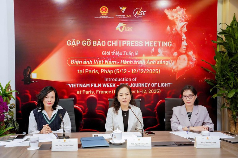 From left: Producer Tran Thi Bich Ngoc, Vice Chairwoman of VFDA; Dr Ngo Phuong Lan, Chairwoman of VFDA; and Ly Phuong Dung, Vice Chairwoman of VFDA, at the press conference in Ha Noi.