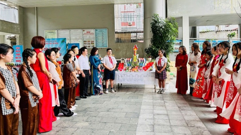 Teachers and students of An Hoa Primary School in Cau Giay Ward, Ha Noi, participate in the Viet Nam Book and Reading Culture Day 2025. (Photo: THU HUYEN) 230725-xa-hoi-hoa-giao-duc-4.jpg