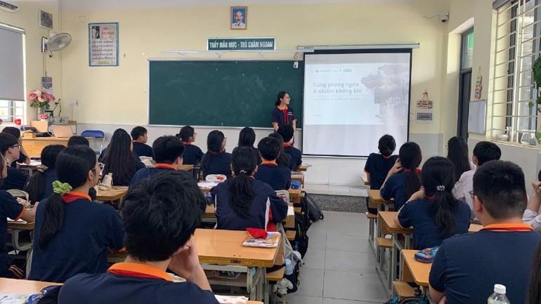 Students at Yen Hoa Secondary School in Ha Noi develop presentation skills during a class session. (Photo: MINH QUE) 230725-xa-hoi-hoa-giao-duc-3.jpg