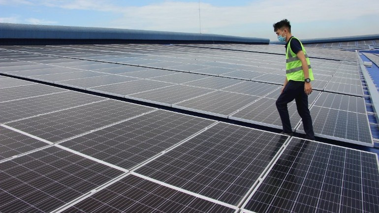 A business in Binh Tan Ward, Ho Chi Minh City, installs a rooftop solar power system to meet daily production needs. 211025-chuyen-doi-nang-luong-xanh-2.jpg