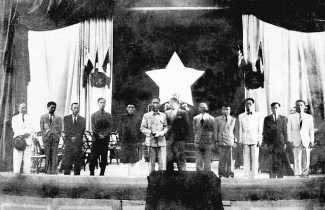 TERM I (1946–1960) Election held on January 6, 1946. Total number of deputies: 403. Elected deputies: 333; non-elected deputies: 70. In the photo: The Government makes its debut and takes the oath before the National Assembly at the Ha Noi Opera House, March 2, 1946.