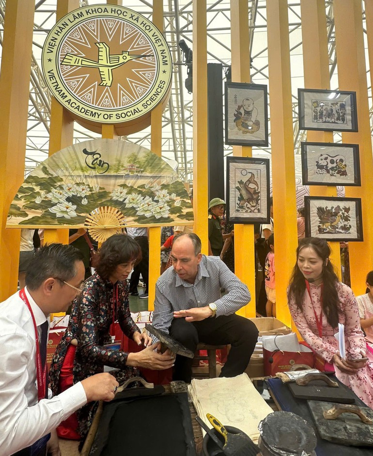 Cuban Ambassador to Viet Nam Rogelio Polanco Fuentes experiences the art of making Dong Ho folk paintings. (Photo: VASS) 140925-dai-su-cuba-2.jpg