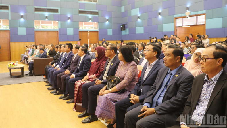 The event aims to introduce and promote culture and cuisine, as well as to strengthen solidarity and friendship among ASEAN member countries, while celebrating the 58th anniversary of ASEAN’s founding (August 8, 1967-2025). (Photo: HUY VU) 140925-asean2.jpg